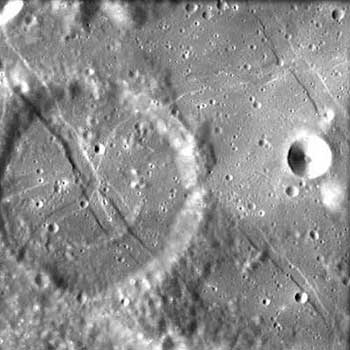 типичный лунный кратер - именно к кратерам должны быть привязаны базы